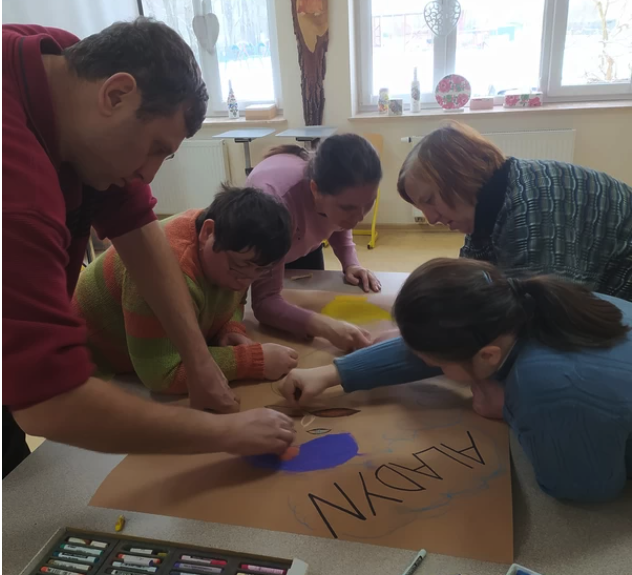Dzieci wspólnie rysujące kredą